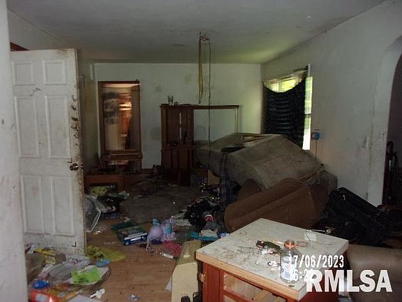 4th image of 306 Railroad St