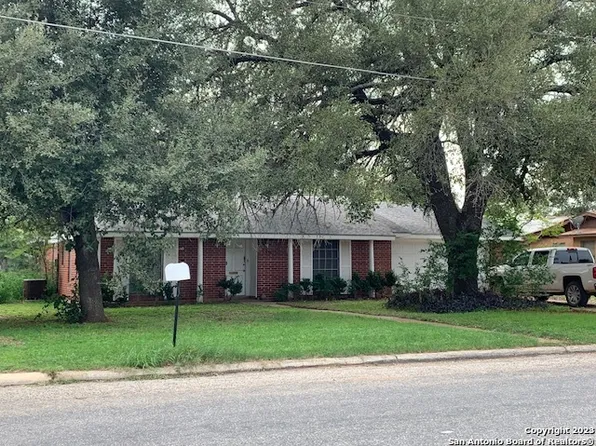 710 E. E Trinity, Pearsall, TX 78061