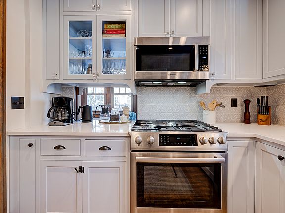 5th image of 2681 Summit St