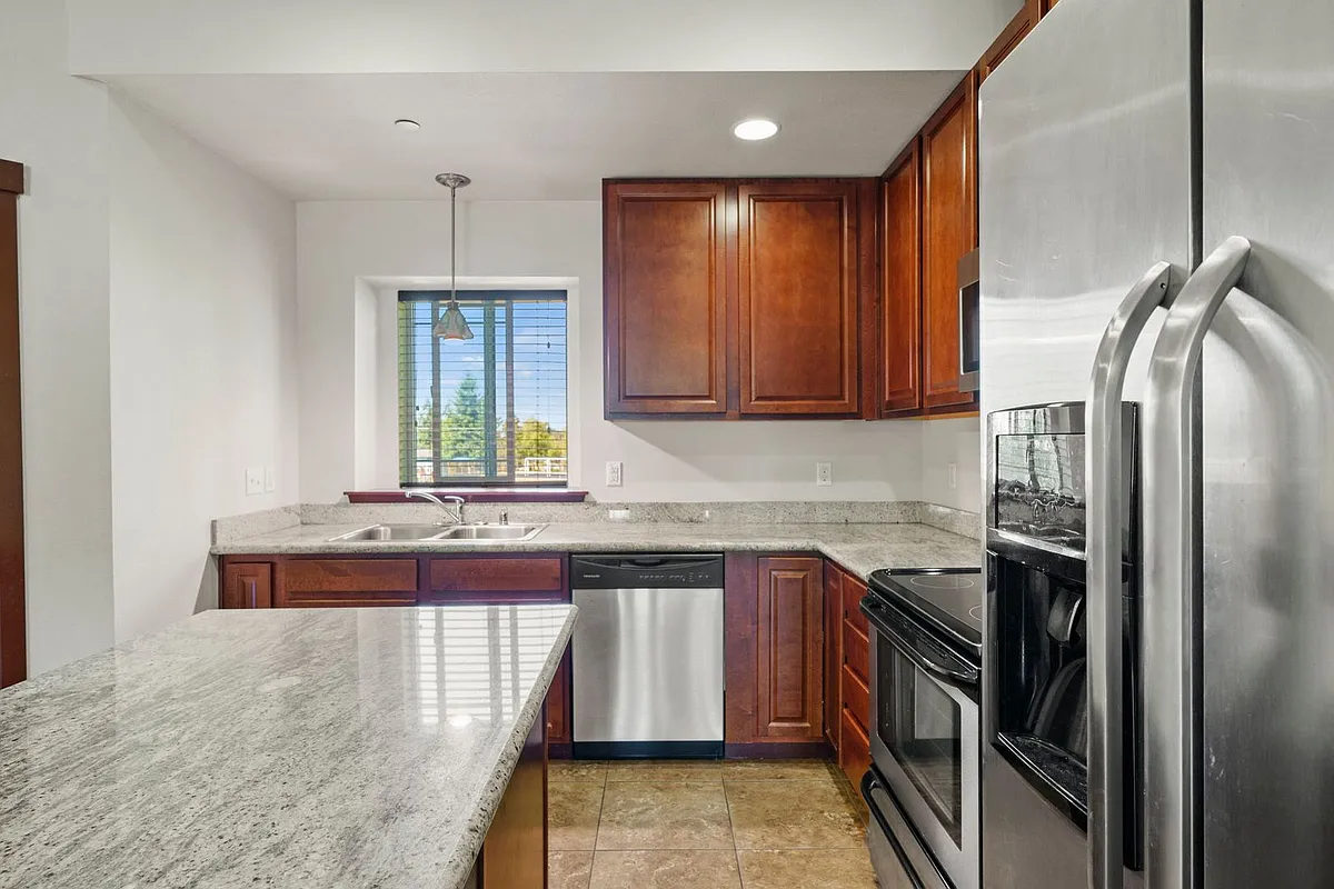 Building Photo - Beautiful Townhomes