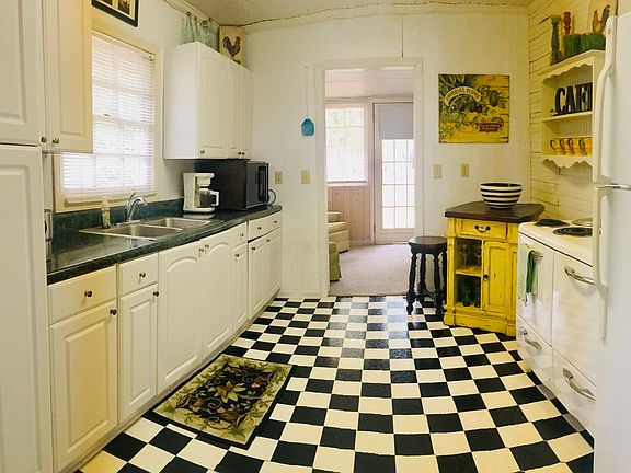 3rd image of 106 Tall Pine St