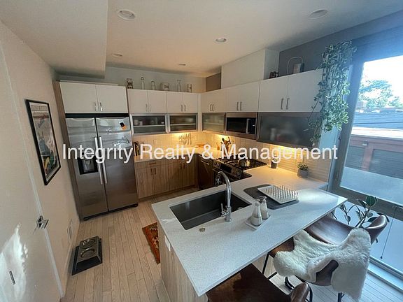 5th image of 881 Delaware St