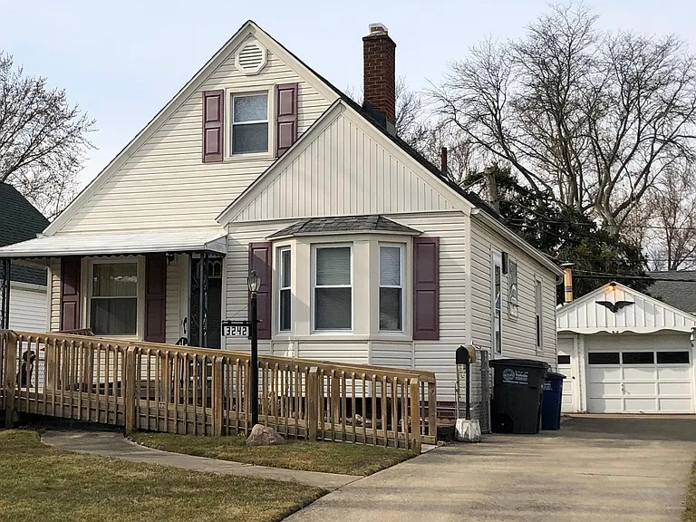 3242 Escott Ave — Photo 1