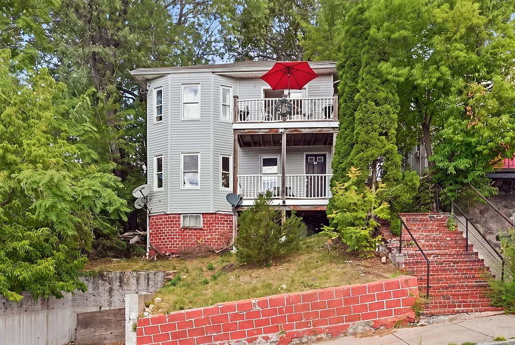 3 bed, 1.0 bath, 1034 sqft, $2,500 — Photo 1