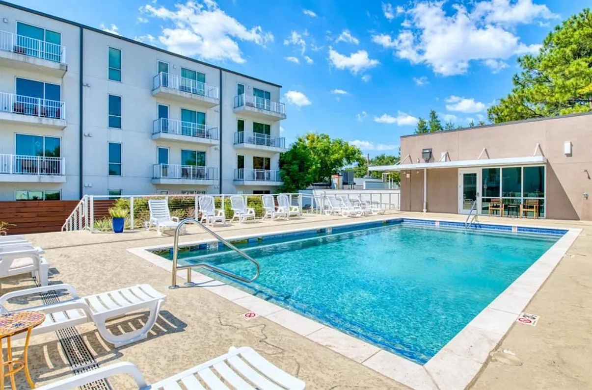 1 bed, 1.5 bath, 750 sqft, $2,500 — Photo 2