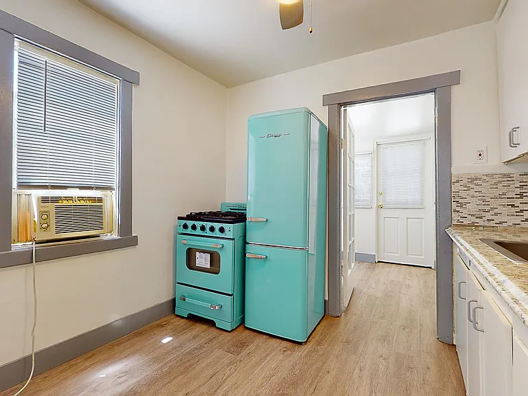 1127 Bell St — Photo 13