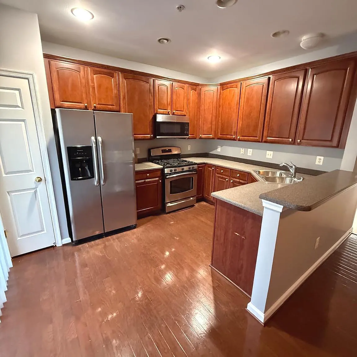 3 bed, 2.5 bath, 2269 sqft, $2,900 — Photo 2