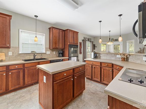 4th image of 137 Tom Sawyer Ln