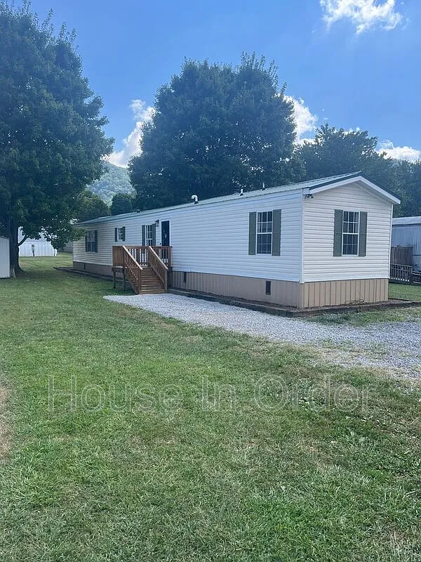3 bed, 2.0 bath, 980 sqft, $1,595 — Photo 1