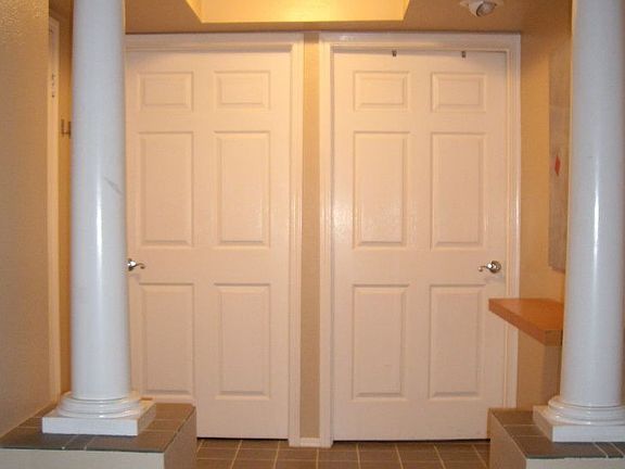 Slate entry way with ceiling cove
