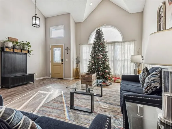 1223 NE Cardinal Cir, Lees Summit, MO 64064