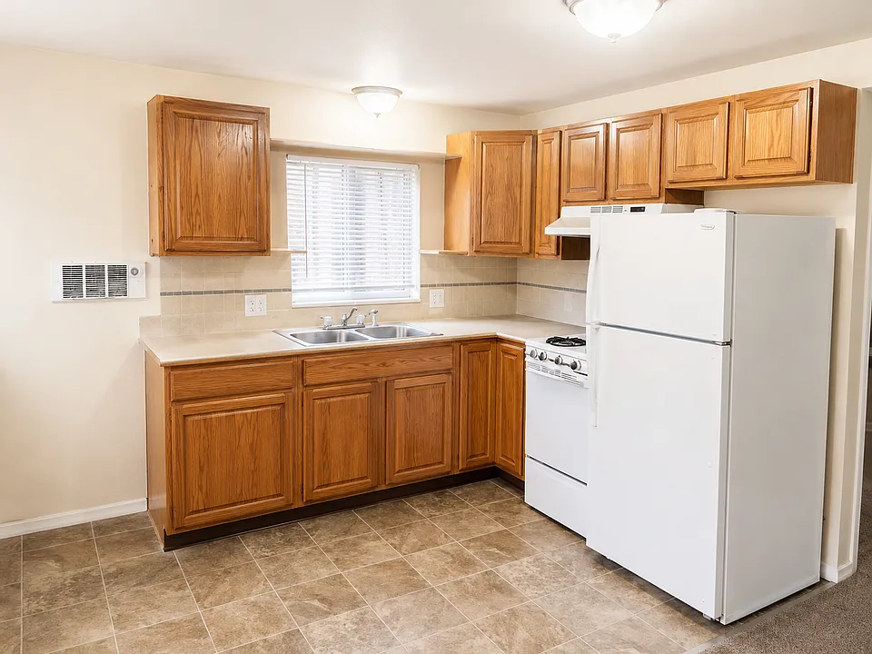 N Oak Harbor Rd - 2835