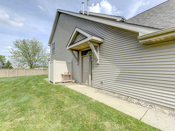 2nd image of 1042 Lakewood Ct