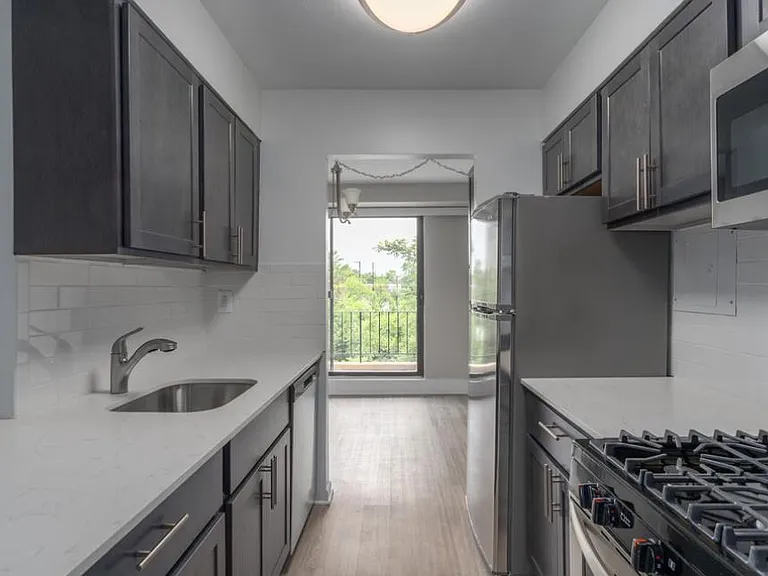 Courtside Square Apartments and Suites — Photo 5