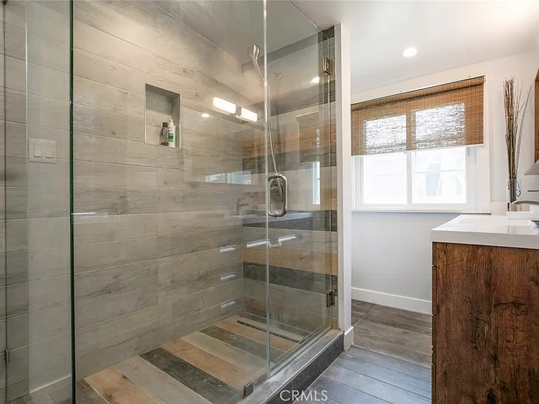 1527 N Screenland Dr — Photo 14