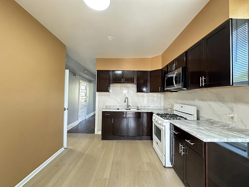Appealing 3 Bed, 1 Bath at 16th + Washtenaw (Douglas Park) — Photo 3