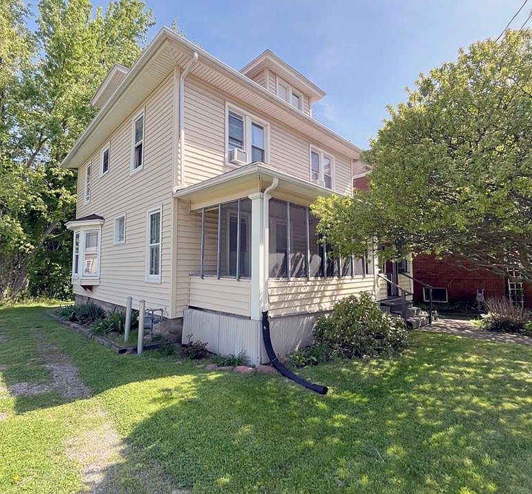 1st image of 470 W 4th St