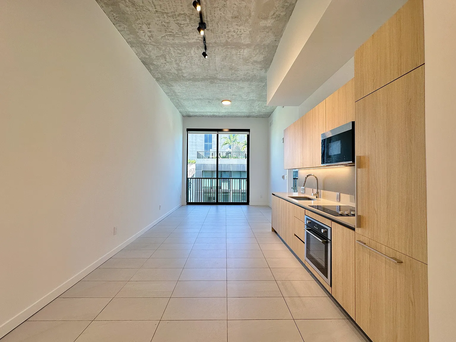 1 bed, 765 sqft, $2,569 — Photo 4