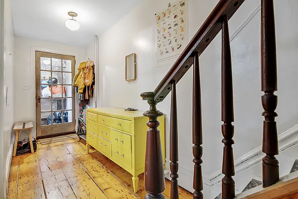 Sold by Dwell Residential Inc | media 33
