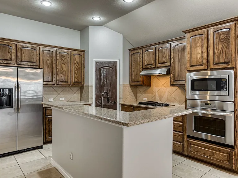 1404 Pillar Bluff Way — Photo 6