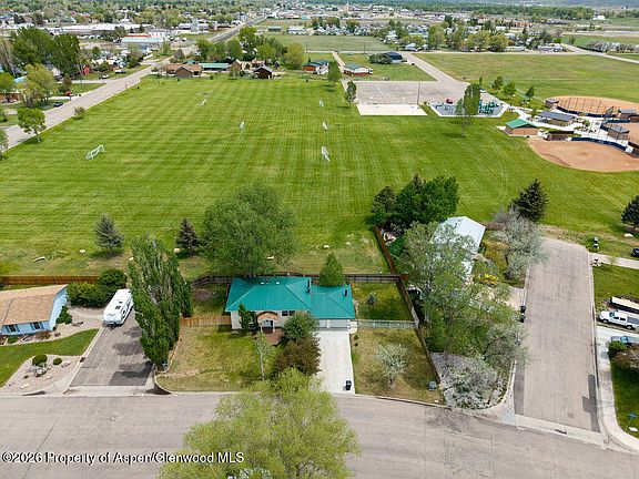 3rd image of 281 Woodbury Dr