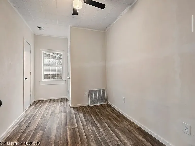 211 W Houston St — Photo 11