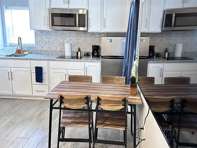 Kitchenette with Dining Table