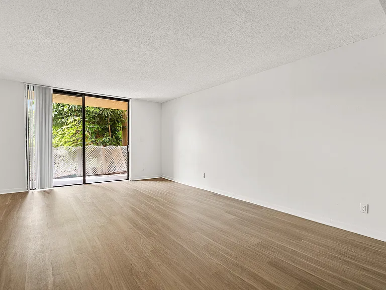 Tennis Towers Apartments — Photo 31