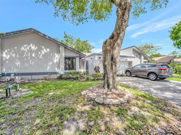 5223 E Gate Lake Rd, Fort Lauderdale, FL 33319