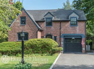 18 Winthrop Ct, Blue Point, NY 11715