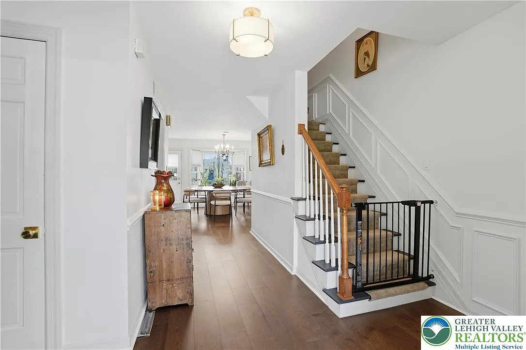 5 bed, 2.5 bath, 3533 sqft, $4,500 — Photo 2