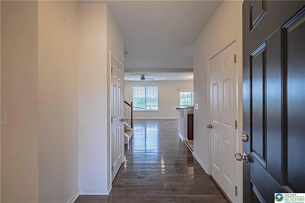 3 bed, 2.5 bath, 1855 sqft, $2,700 — Photo 4