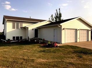 4421 Crescent Ridge Rd, Bismarck, ND 58503