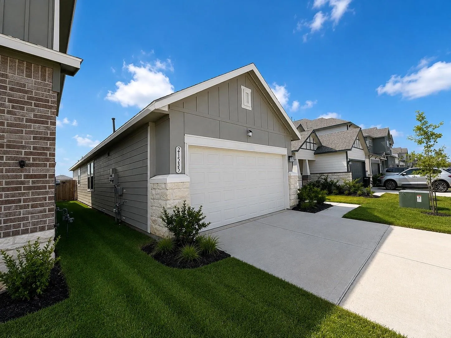 3 bed, 2.0 bath, 1380 sqft, $2,200 — Photo 3