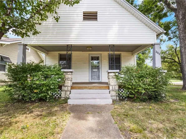 302 Pacific Ave, Osawatomie, KS 66064