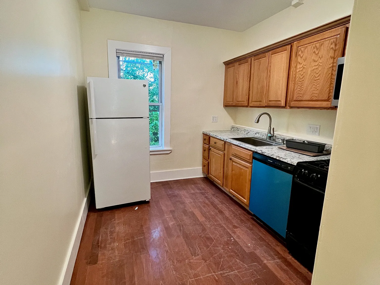 3 bed, 950 sqft, $3,200 — Photo 3