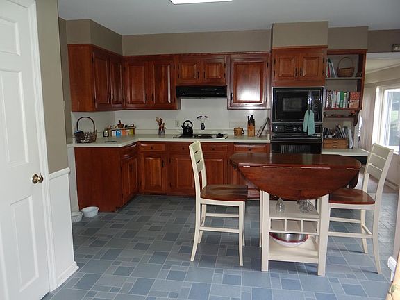 5th image of 66 Brookside Cir
