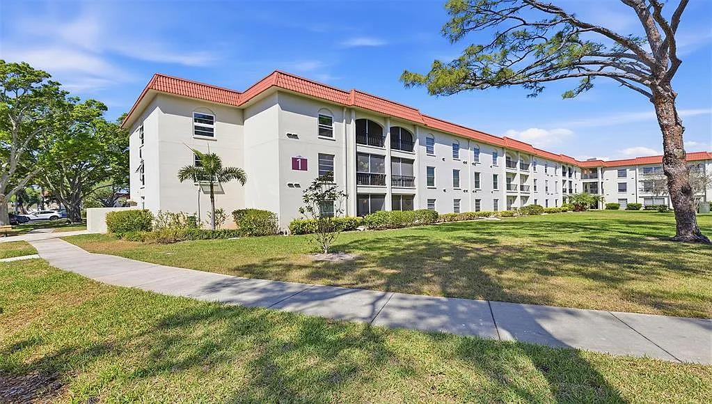 2 bed, 1.5 bath, 930 sqft, $1,900 — Photo 1