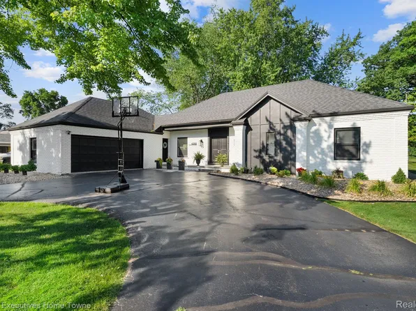4255 Fairway Dr, Fort Gratiot, MI 48059