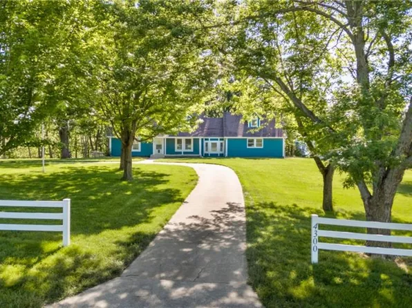 4300 Country Squire Ln, Oak Grove, MO 64075