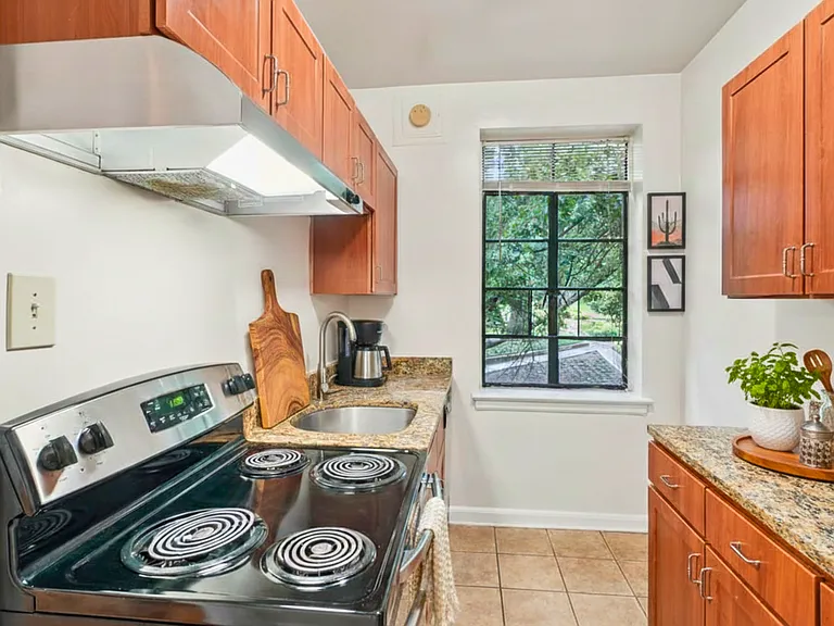 Cameron Court Apartments — Photo 3