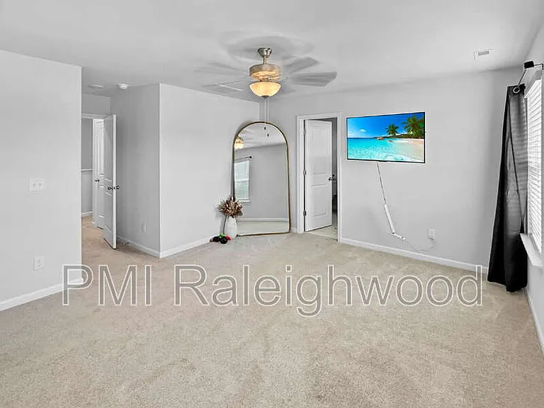 136 Kobus Ct — Photo 13
