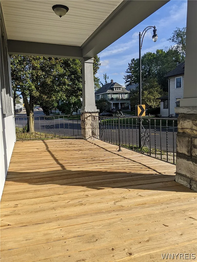 3 bed, 1.0 bath, 1400 sqft, $1,550 — Photo 3