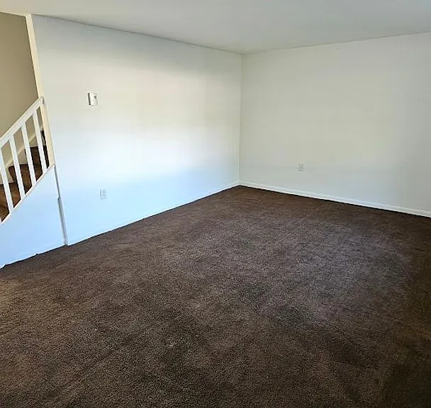 173 Ashford Dr — Photo 2