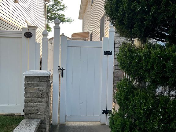 2nd image of 382 Loretto St Floor 1