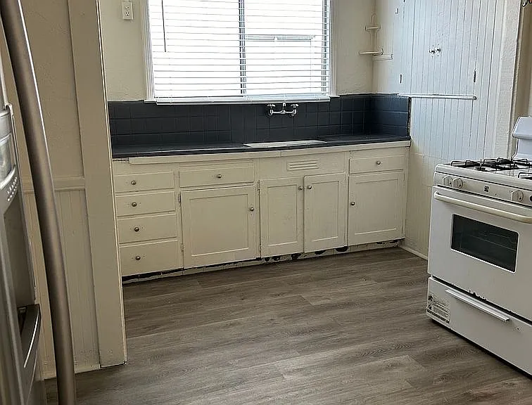484 Van Buren St #1 — Photo 13