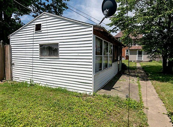 4th image of 260 E 4th St