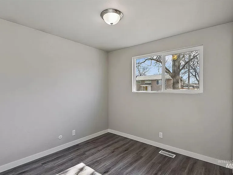 230 W Camellia Ave — Photo 3