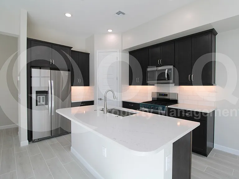 4911 E Village Dr — Photo 5