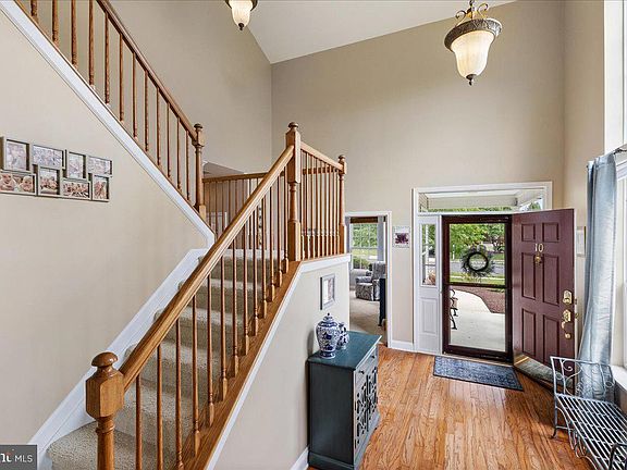 3rd image of 10 Fitzgerald Ln